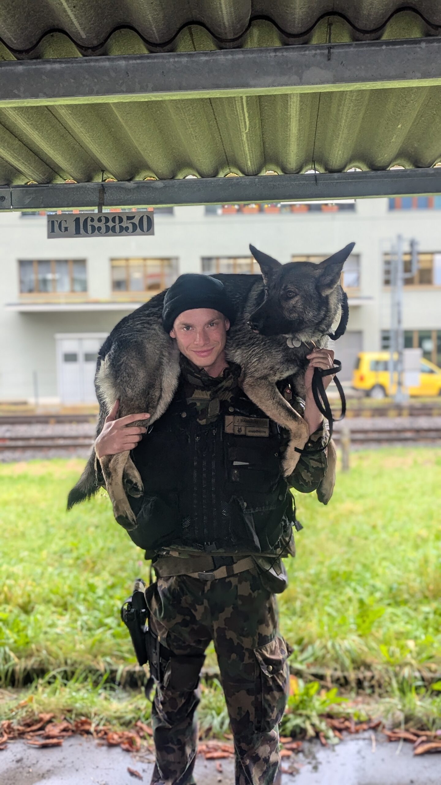 Maître-chien militaire avec son chien sur le dos