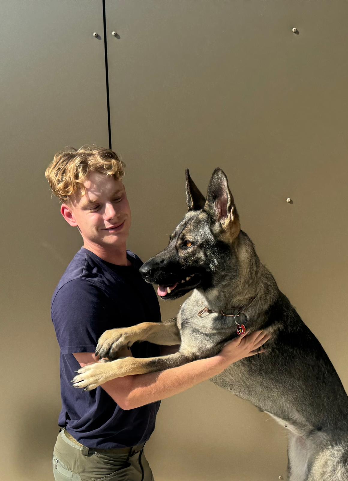 Binôme maître-chien de Cynexis pour la détection canine de punaises de lit