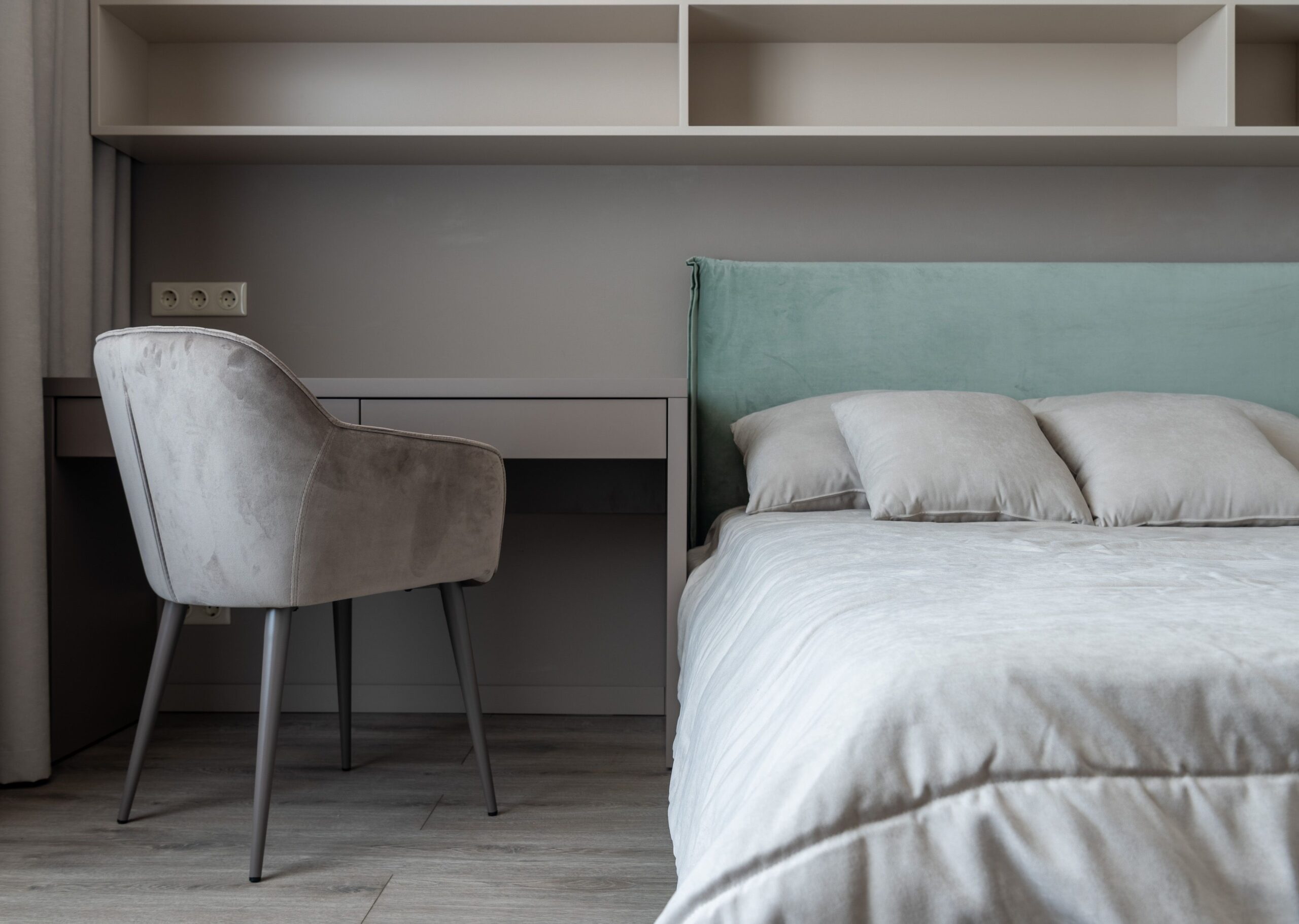 Lit avec bureau et chaise dans une chambre