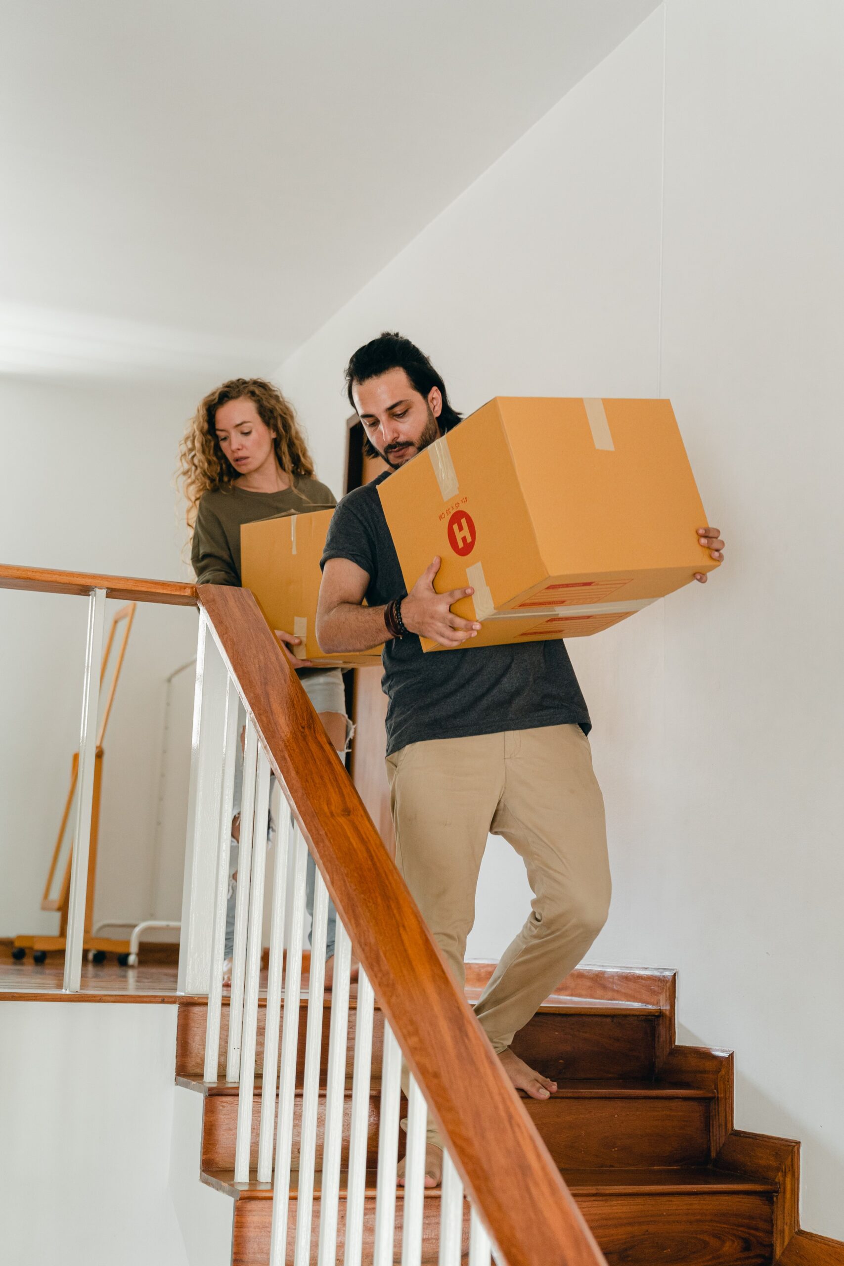 Couple déplaçant des cartons dans un logement en cas de suspicion de punaises de lit